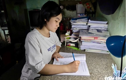 Đội tóc giả đi học, chiến đấu với ung thư suốt 3 năm, nữ sinh vẫn đậu Đại học Quốc gia TP.HCM