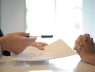 Đời thật mà ngỡ trên phim: Hơn 10.000 người bỗng dưng được xóa nợ vì công ty cho vay phá sản