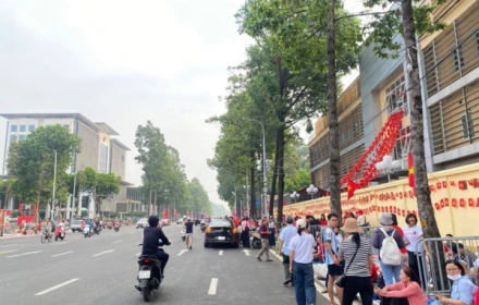 Tinh thần 24h trước ngày Tổng duyệt bà con đã xếp "lốt" ở khu vực đường Hùng Vương