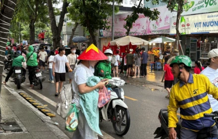 Xuất hiện dịch vụ cho thuê thang xem tổng duyệt