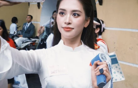 2 Hoa hậu, dàn diễn viên Mưa Đỏ xuất hiện rạng rỡ chuẩn bị cho buổi tổng duyệt