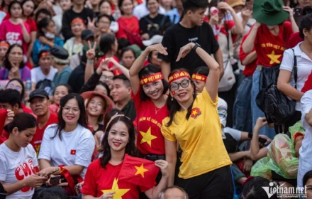 Người dân nhận quà tặng 100.000 đồng qua tài khoản kết nối VNeID hoặc trao trực tiếp