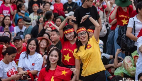 Người dân nhận quà tặng 100.000 đồng qua tài khoản kết nối VNeID hoặc trao trực tiếp