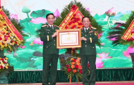 Đại tướng Phan Văn Giang và 10 sĩ quan cấp cao của Quân đội nhận Huân chương cao quý