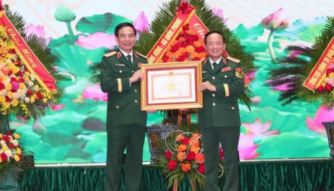 Đại tướng Phan Văn Giang và 10 sĩ quan cấp cao của Quân đội nhận Huân chương cao quý