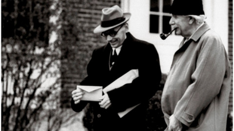 Vĩ nhân nào được Albert Einstein ngưỡng mộ tới mức chỉ muốn có "đặc ân đi bộ về nhà cùng"?