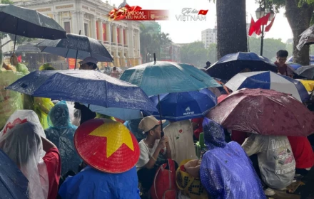 🌧 Hà Nội mưa như trút, "khối yêu nước" vẫn không rời vị trí để xem diễu binh 2/9 🇻🇳