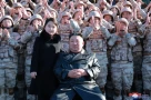 Kim Jong-un và "người kế nhiệm" con gái Kim Ju-ae qua ảnh