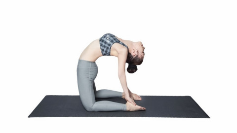 3 tư thế tập Yoga giúp chị em có vòng bụng săn chắc, làm cánh đàn ông bức bối