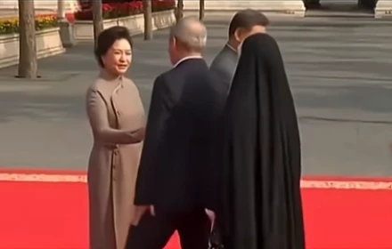 Lạ? Tổng thống Iran không bắt tay bà Bành Lệ Viên, vợ ông cũng không bắt tay Tập Cận Bình