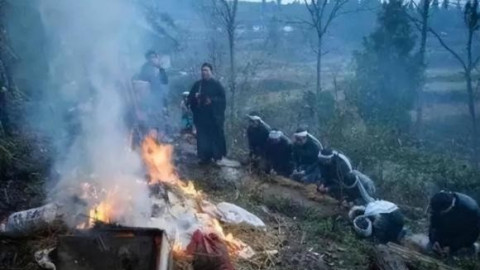 Tại sao người ta đốt quần áo sau khi chết?