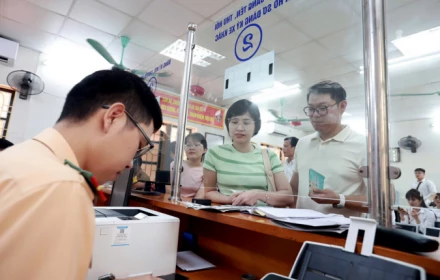 Thủ tướng quyết: Cấp giấy phép lái xe rút xuống 4 ngày rưỡi, giảm 30% lệ phí đăng ký xe