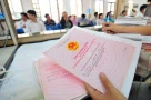 Vì sao người dân ở một số phường Hà Nội phải photo sổ đỏ nộp cho phường?