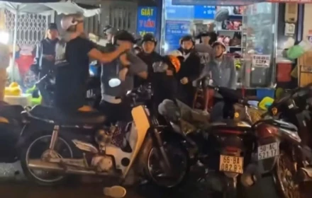 Xôn xao vụ đôi nam nữ bị đánh hội đồng tới tấp dưới trời mưa