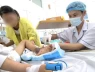 Bé trai 4 tuổi nguy kịch vì bà đắp thuốc nam trên vết thương bị mèo cắn