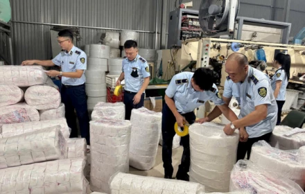 Bỉm, băng vệ sinh giả nhãn hiệu nổi tiếng được làm từ nguyên liệu trôi nổi
