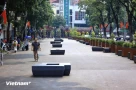 Hàng ghế đá ở giữa Phố đi bộ Đinh Tiên Hoàng cần được điều chỉnh thôi Hà Nội ơi