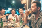 Cách uống rượu bia ít độc hại