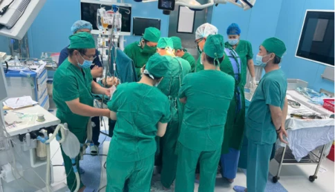 Tuyệt vời: Giám đốc bệnh viện và nhiều bác sĩ bay gấp ra Côn Đảo cứu nam sinh nguy kịch vì bị xe tông đứt thận