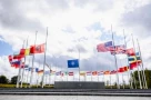 Toàn bộ cờ ở trụ sở NATO hạ xuống một nửa!
