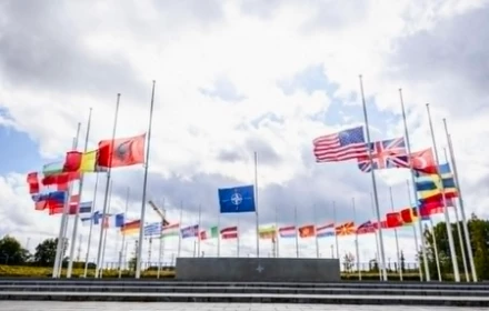 Toàn bộ cờ ở trụ sở NATO hạ xuống một nửa!