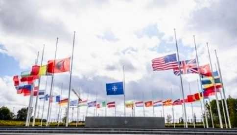 Toàn bộ cờ ở trụ sở NATO hạ xuống một nửa!