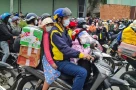 Cha mẹ chở thêm hai con trên xe máy có bị phạt?
