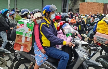 Cha mẹ chở thêm hai con trên xe máy có bị phạt?