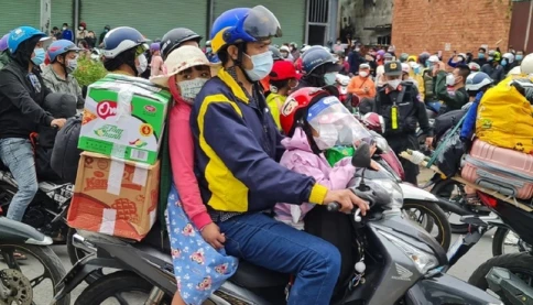 Cha mẹ chở thêm hai con trên xe máy có bị phạt?