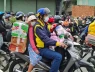 Cha mẹ chở thêm hai con trên xe máy có bị phạt?