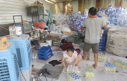 Pha axit bán làm giấm ăn hơn 1.000 lít mỗi ngày: Ác thế là cùng