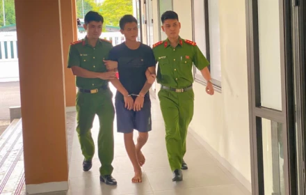 Thanh Hóa: Uống bia xong, Tống Duy Lộc cầm dao phay xông vào trụ sở công an xã 'gặp ai chém đó'