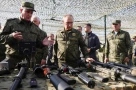 Ông Putin tham dự cuộc tập trận chung Zapad 2025. Đố biết bộ quân phục dã chiến ông ấy mặc có gì đặc biệt?