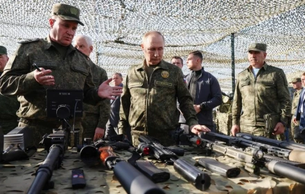 Ông Putin tham dự cuộc tập trận chung Zapad 2025. Đố biết bộ quân phục dã chiến ông ấy mặc có gì đặc biệt?