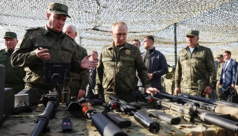 Ông Putin tham dự cuộc tập trận chung Zapad 2025. Đố biết bộ quân phục dã chiến ông ấy mặc có gì đặc biệt?