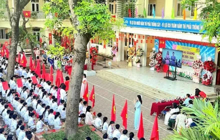 Nhiều phụ huynh bức xúc khi vào đầu năm học mới được vận động đóng góp, mua tivi 100 inch giá 40 triệu