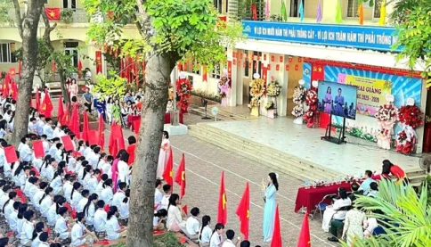 Nhiều phụ huynh bức xúc khi được vận động đóng góp, mua tivi 100 inch giá 40 triệu vào đầu năm học mới
