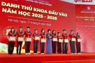 Ấn tượng thành tích khủng của các thủ khoa FTU khóa 64 trong lễ khai giảng