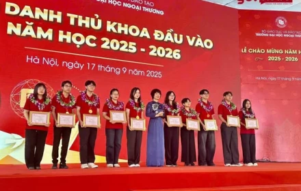 Ấn tượng thành tích khủng của các thủ khoa FTU khóa 64 trong lễ khai giảng