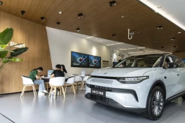 Xe điện vất vả "đẩy lùi" xe xăng, ai ngờ kẻ chiến thắng sau cùng lại là xe hybrid