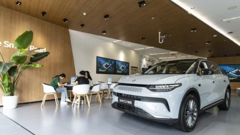 Xe điện vất vả "đẩy lùi" xe xăng, ai ngờ kẻ chiến thắng sau cùng lại là xe hybrid