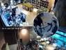Khi xem phim tổng tài quá 180': 'Tổng tài' giơ tay ra hiệu cho người đi cùng "tương tác" nhân viên quán Cafe sau 3 lần bị nhắc không được hút thuốc 😬