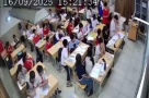 Hà Nội: Học sinh giật tóc, dúi đầu giáo viên ngay trong lớp học
