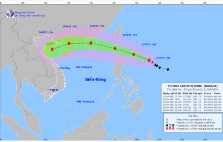 Tin mới nhất về cơn bão Ragasa: Sắp đạt cấp 'siêu bão', áp sát Biển Đông