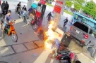 Ô tô Mercedes lùi đổ trụ bơm, cây xăng ở Hà Nội bốc cháy dữ dội