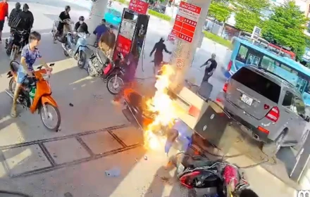 Ô tô Mercedes lùi đổ trụ bơm, cây xăng ở Hà Nội bốc cháy dữ dội