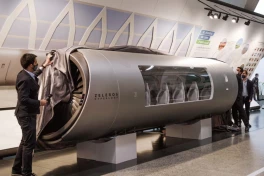 Giấc mơ tàu siêu tốc Hyperlooptan nhanh 1.200km/h của Elon Musk giờ ra sao?