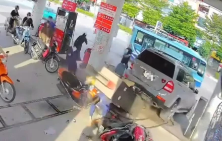Thoát chết trong gang tấc khi ô tô lùi đổ trụ bơm xăng gây cháy ngùn ngụt ở Hà Nội