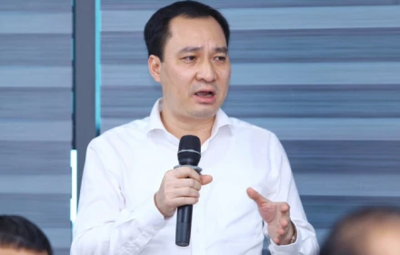 “Tin tức chính thống đi chậm như thang bộ còn tin tức của thế lực thù địch đi nhanh như thang máy”