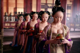 Hé lộ cuộc sống ăn chơi trác táng, hoang d.a.m vô độ của vúa chúa ngày xưa